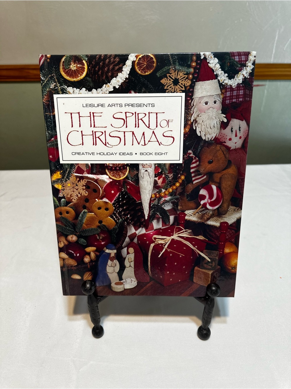 Leisure Arts The Spirit of Christmas Book - Red Holiday Cover